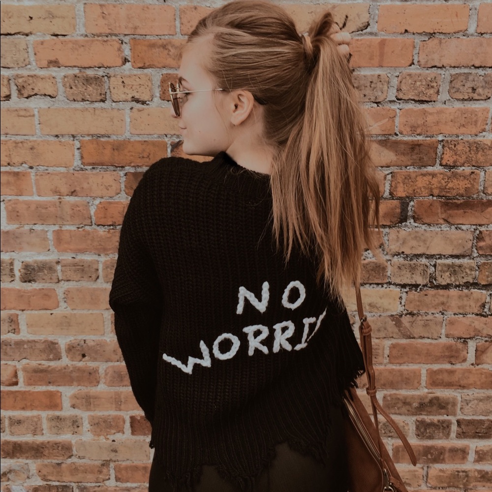 SO cute “no worries” sweater!